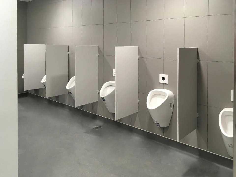 Weiße Urinaltrennwände