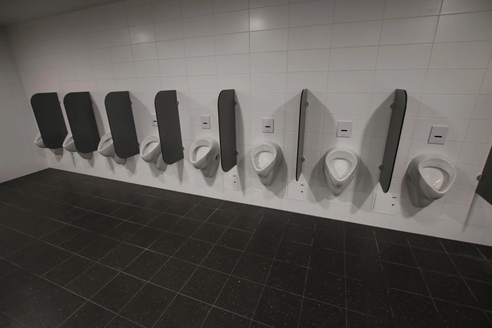 Urinale Trennwände