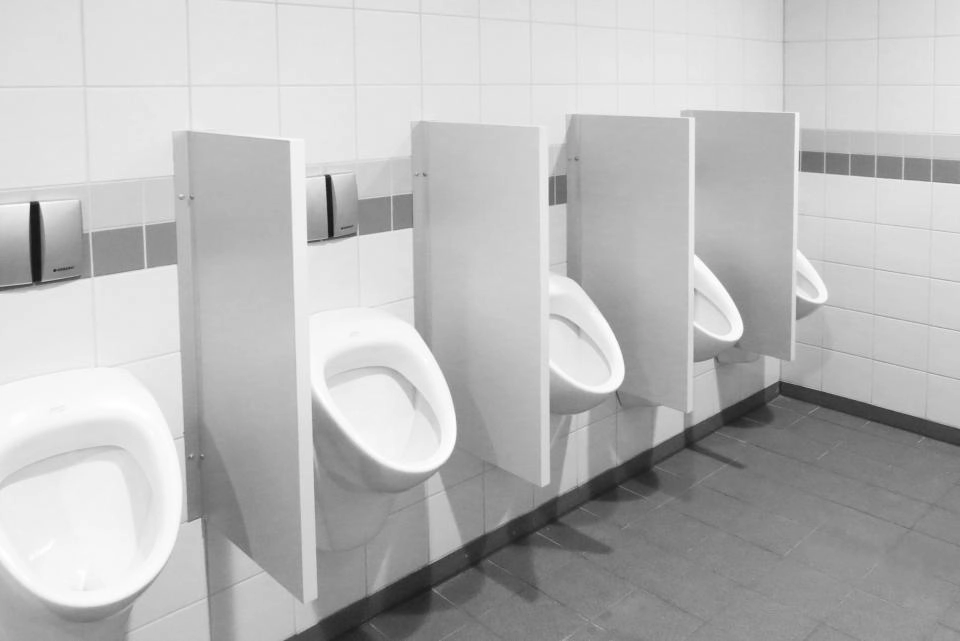 Urinale Trennwände